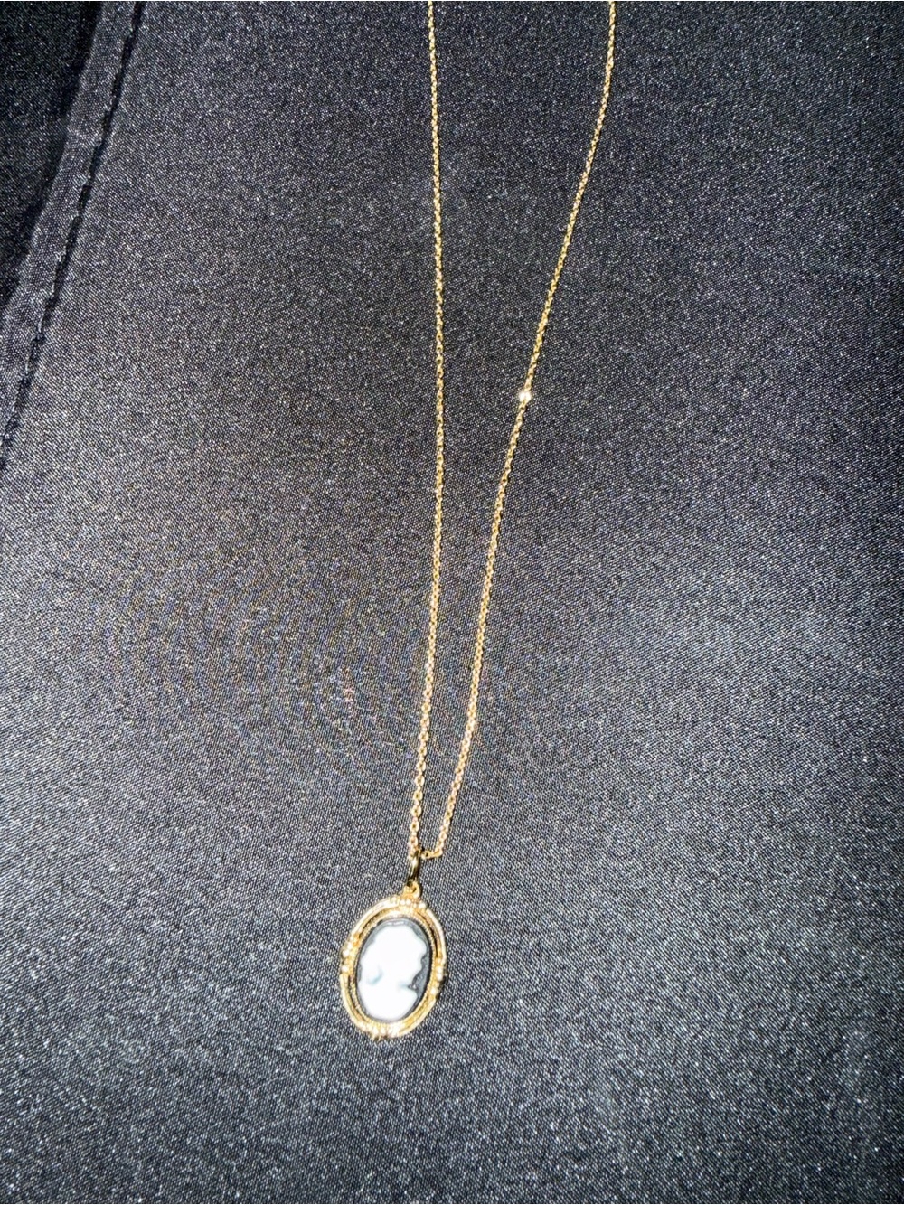 Source Unknown Gold Tone Cameo Pendant Necklace with White Cameo
